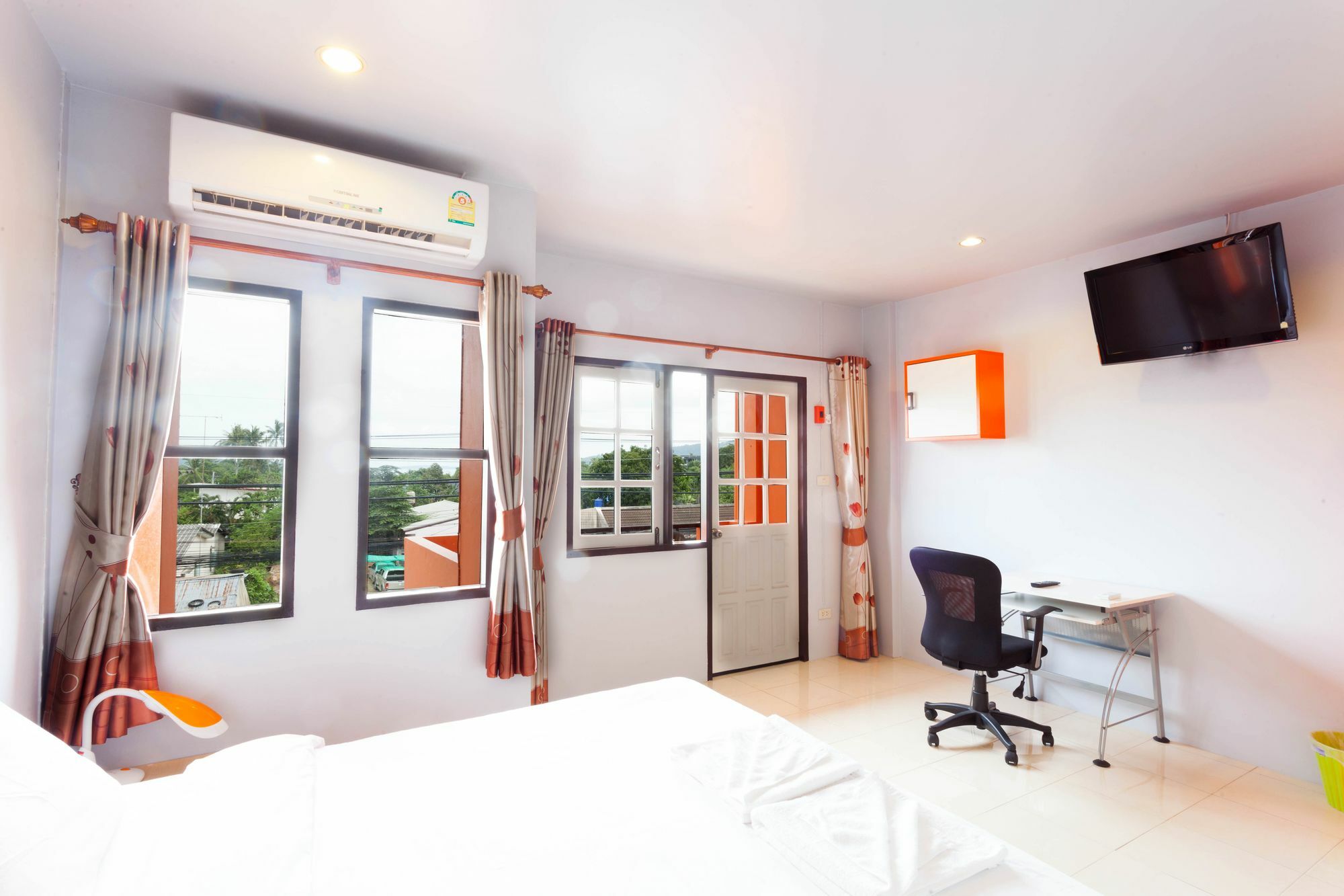 Luna Guesthouse And Travel Rawai Екстер'єр фото